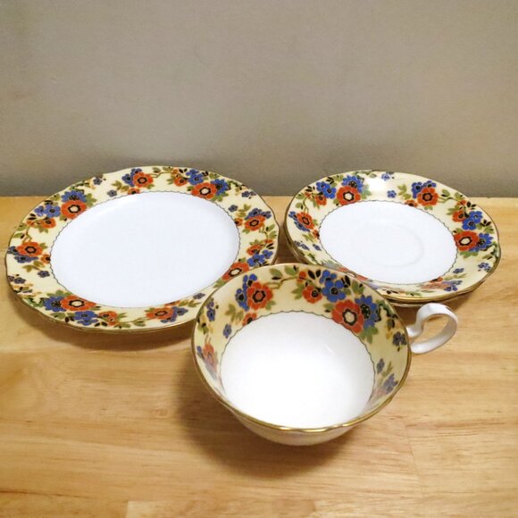 Aynsley Teacup Trio plus one extra Orphan Saucer Bone China A4500 England - Picture 2 of 8